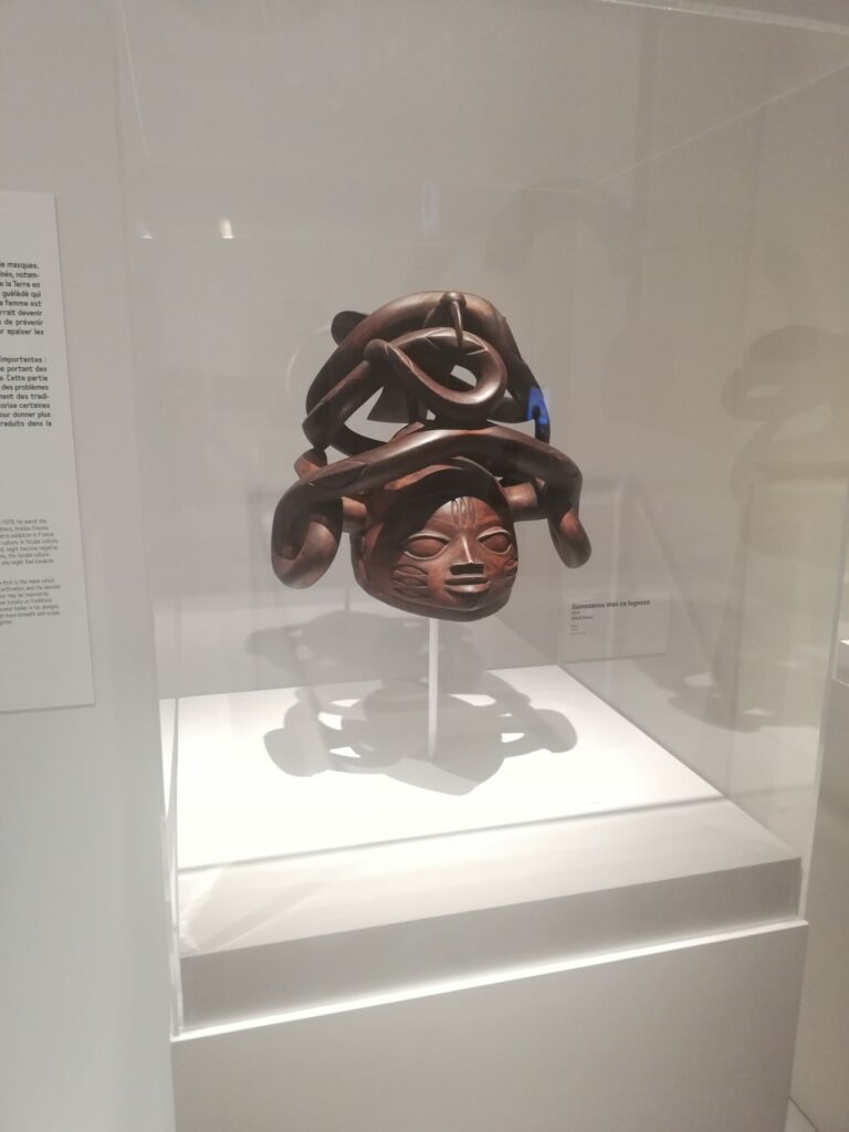 Masque Guèlèdè de Kifouli Dossou exposé au musée d'Art du Bénin